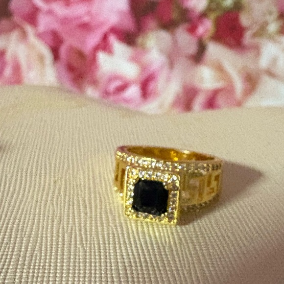 Elegant Gold Ring with Black Gemstone - Picture 12 of 15